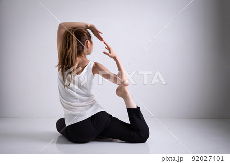ヨガをする女性 Woman doing yoga ヨガをする女性 Woman doing yoga 92027401