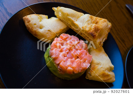 Salmon tartare with guacamole 92027601