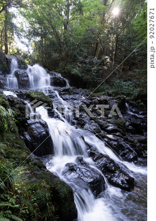 鮮やかな緑の中を流れ落ちる七つ滝 92027671