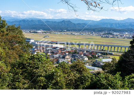 建設中の北陸新幹線高架橋とその下を走る北陸本線の特急列車 92027983