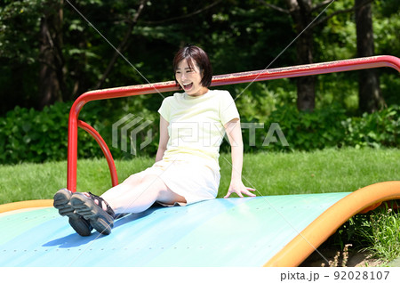滑り台を楽しむ女性 92028107