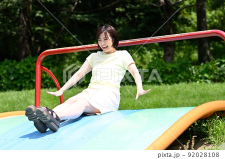 滑り台を楽しむ女性 滑り台を楽しむ女性 92028108