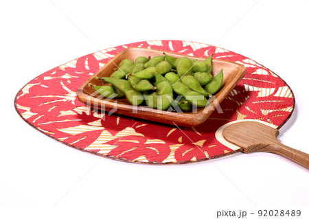 器に盛った枝豆と団扇 92028489
