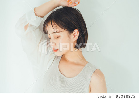 若い女性のビューティー、ヘアスタイルイメージ 92028875