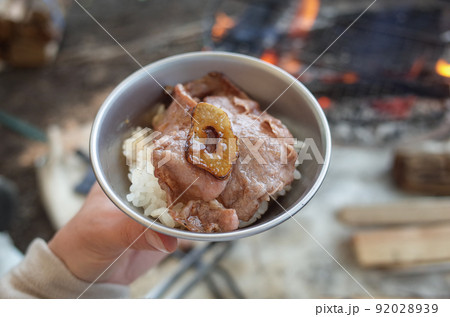 薄切り和牛とガーリックのオンザライス 薄切り和牛とガーリックのオンザライス 92028939