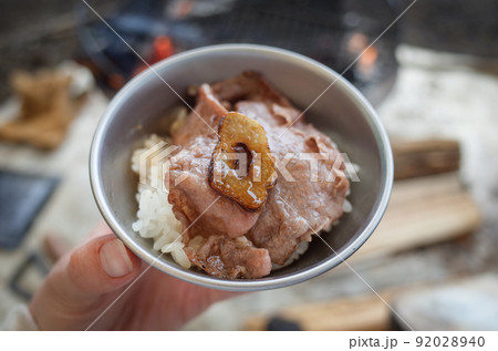 薄切り和牛とガーリックのオンザライス 薄切り和牛とガーリックのオンザライス 92028940