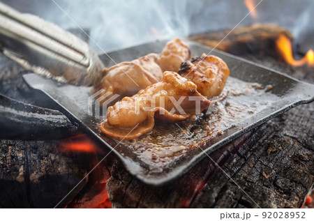 味噌ダレに漬けたホルモンを鉄板で焼く 92028952