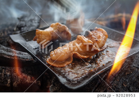 味噌ダレに漬けたホルモンを鉄板で焼く 味噌ダレに漬けたホルモンを鉄板で焼く 92028953