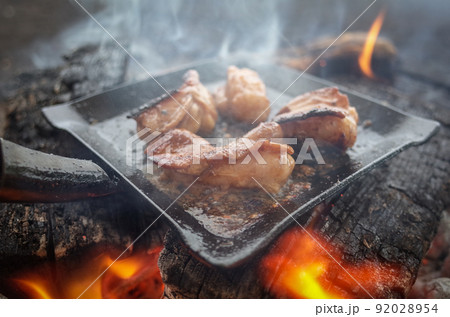 味噌ダレに漬けたホルモンを鉄板で焼く 味噌ダレに漬けたホルモンを鉄板で焼く 92028954