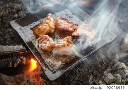 味噌ダレに漬けたホルモンを鉄板で焼く 味噌ダレに漬けたホルモンを鉄板で焼く 92028956