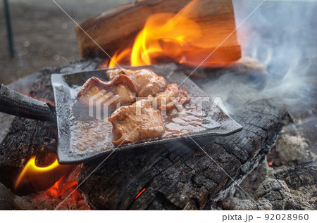 味噌ダレに漬けたホルモンを鉄板で焼く 味噌ダレに漬けたホルモンを鉄板で焼く 92028960