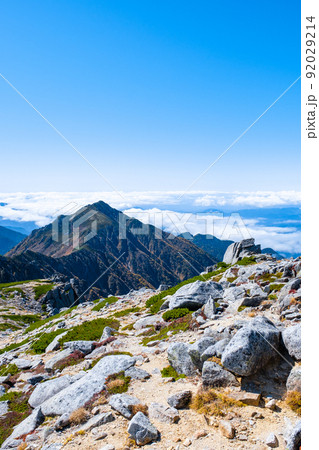 秋の木曽駒ヶ岳トレッキング（中岳から三沢岳方面の眺め） 92029214