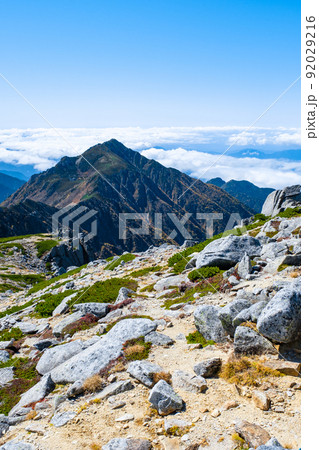 秋の木曽駒ヶ岳トレッキング（中岳から三沢岳方面の眺め） 92029216