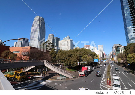 東京都港区芝公園三丁目の歩道橋からの道路と芝公園 東京都港区芝公園三丁目の歩道橋からの道路と芝公園 92029311