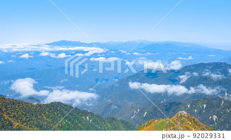 秋の木曽駒ヶ岳トレッキング(木曽駒ヶ岳山頂から乗鞍岳・北アルプス方面の眺め) 秋の木曽駒ヶ岳トレッキング(木曽駒ヶ岳山頂から乗鞍岳・北アルプス方面の眺め) 92029331