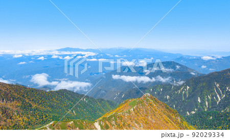 秋の木曽駒ヶ岳トレッキング(木曽駒ヶ岳山頂から乗鞍岳・北アルプス方面の眺め) 秋の木曽駒ヶ岳トレッキング(木曽駒ヶ岳山頂から乗鞍岳・北アルプス方面の眺め) 92029334