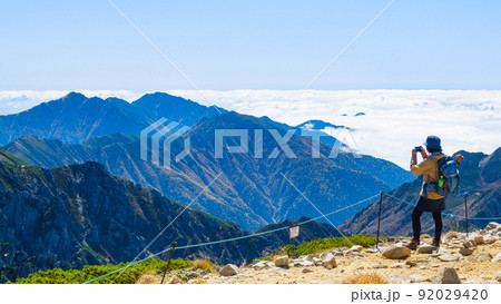 秋の木曽駒ヶ岳トレッキング(木曽駒ヶ岳山頂から空木岳・南駒ヶ岳の眺め) 秋の木曽駒ヶ岳トレッキング(木曽駒ヶ岳山頂から空木岳・南駒ヶ岳の眺め) 92029420