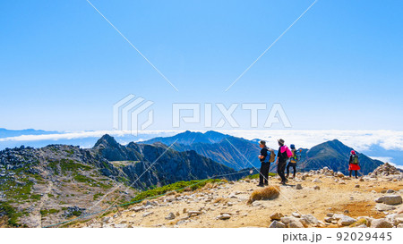 秋の木曽駒ヶ岳トレッキング(木曽駒ヶ岳山頂から宝剣岳・空木岳・南駒ヶ岳・三ノ沢岳の眺め) 秋の木曽駒ヶ岳トレッキング(木曽駒ヶ岳山頂から宝剣岳・空木岳・南駒ヶ岳・三ノ沢岳の眺め) 92029445