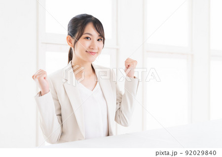 笑顔の女性　ビジネス 92029840