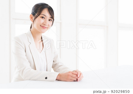 笑顔の女性　ビジネス 92029850