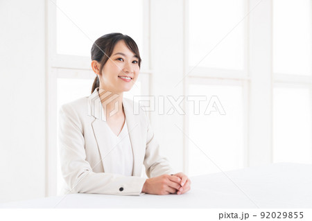 笑顔の女性　ビジネス 92029855