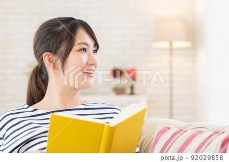 本を読む女性 92029858