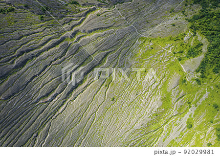 ガリ 侵食によってできた特徴的な山肌（樽前山 空撮） 92029981