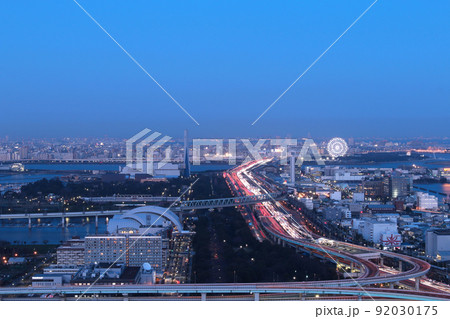 観覧車と高速道路の夜景 観覧車と高速道路の夜景 92030175