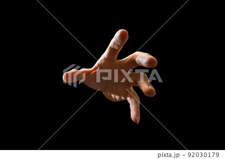 掴み掛かる男性の手 掴み掛かる男性の手 92030179