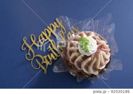 お誕生日のイメージ（HappyBirthdayの文字とタルトケーキ） 92030186
