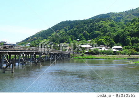 初夏の嵐山公園　渡月橋と観光客 92030565