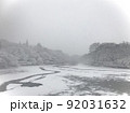 冬の雪の積もった白銀の井の頭公園 92031632