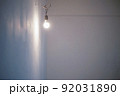 綺麗な白熱電球と漆喰の壁 92031890