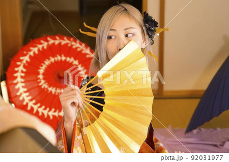 着物を着た女性　和装　和室　色打掛　きもの 92031977