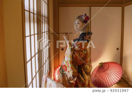 着物を着た女性 和装 和室 色打掛 きもの 着物を着た女性 和装 和室 色打掛 きもの 92031997