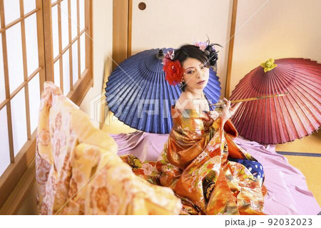 着物を着た女性 和装 和室 色打掛 きもの 着物を着た女性 和装 和室 色打掛 きもの 92032023