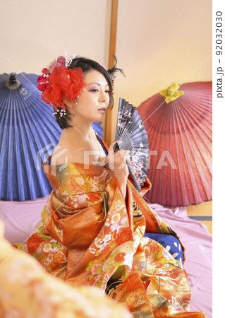 着物を着た女性　和装　和室　色打掛　きもの 92032030