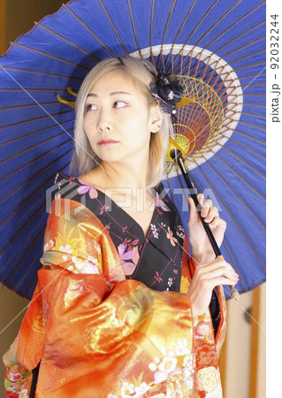 着物を着た女性　和装　和室　色打掛　きもの 92032244