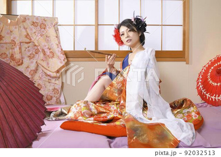 着物を着た女性 和装 和室 色打掛 きもの 着物を着た女性 和装 和室 色打掛 きもの 92032513