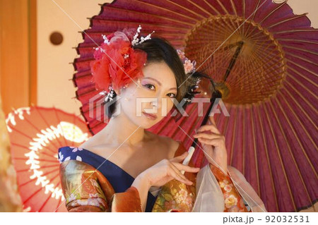 着物を着た女性　和装　和室　色打掛　きもの 92032531