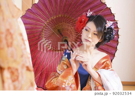 着物を着た女性　和装　和室　色打掛　きもの 92032534