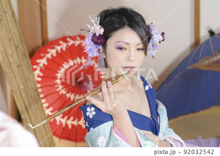 着物を着た女性　和装　和室　色打掛　きもの 92032542