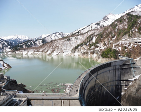 春になる手前のまだ冬の黒部ダム 92032608