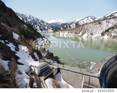 春になる手前のまだ冬の黒部ダム 92032609