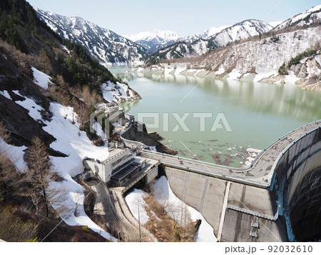 春になる手前のまだ冬の黒部ダム 春になる手前のまだ冬の黒部ダム 92032610