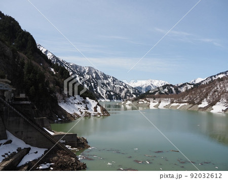 春になる手前のまだ冬の黒部ダム 92032612