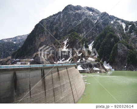 春になる手前のまだ冬の黒部ダム 春になる手前のまだ冬の黒部ダム 92032614