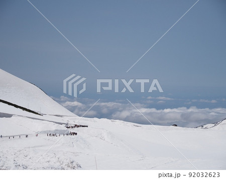 室堂展望台から見た雪の大谷のパノラマロードを歩く人 室堂展望台から見た雪の大谷のパノラマロードを歩く人 92032623