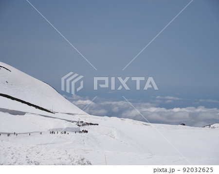室堂展望台から見た雪の大谷のパノラマロードを歩く人 室堂展望台から見た雪の大谷のパノラマロードを歩く人 92032625
