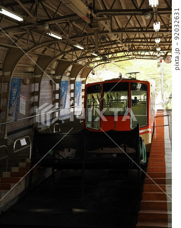 立山駅に到着した立山ケーブルカー 92032631